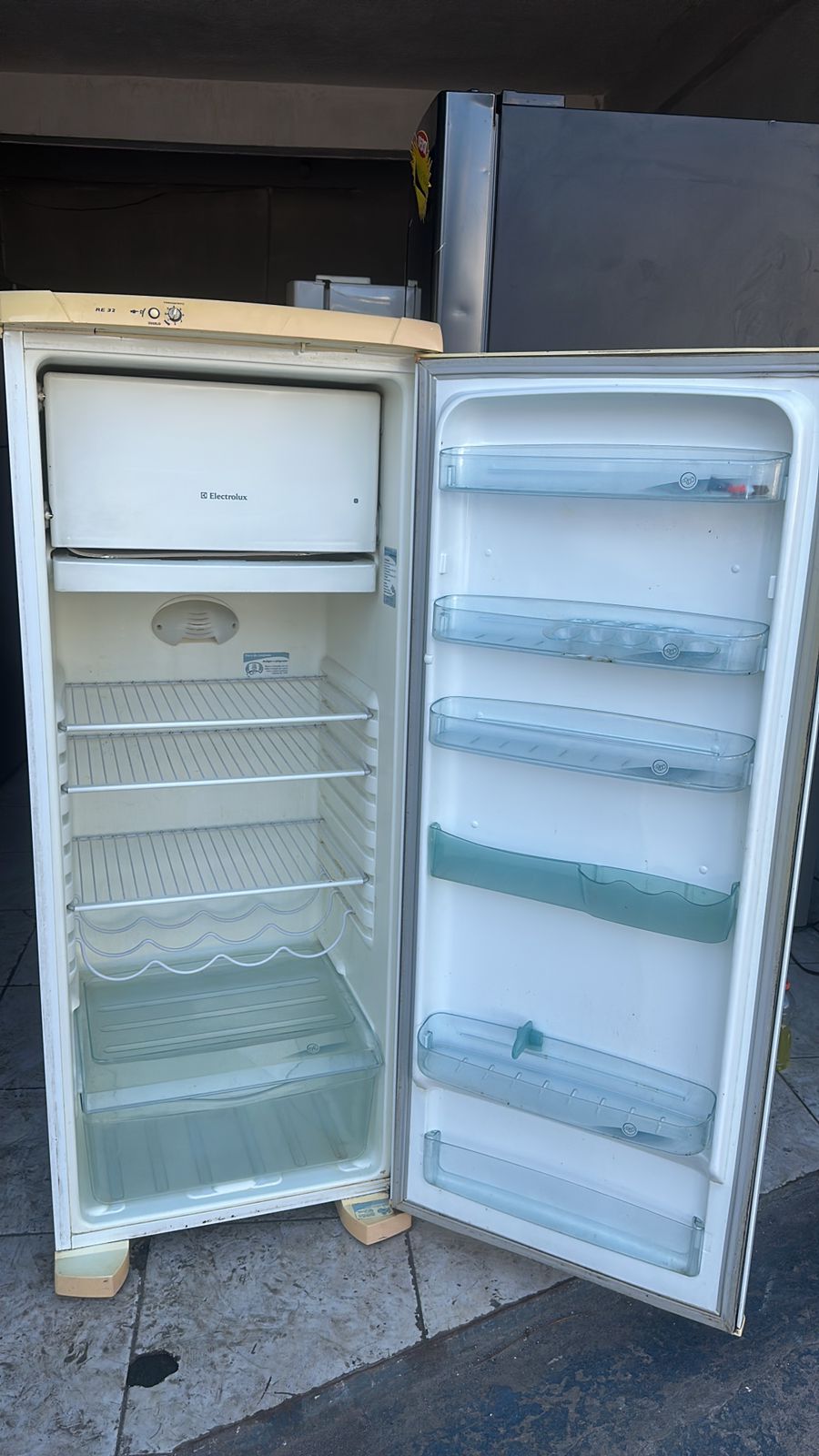 Geladeira Electrolux – 240L – 110vts – Usada