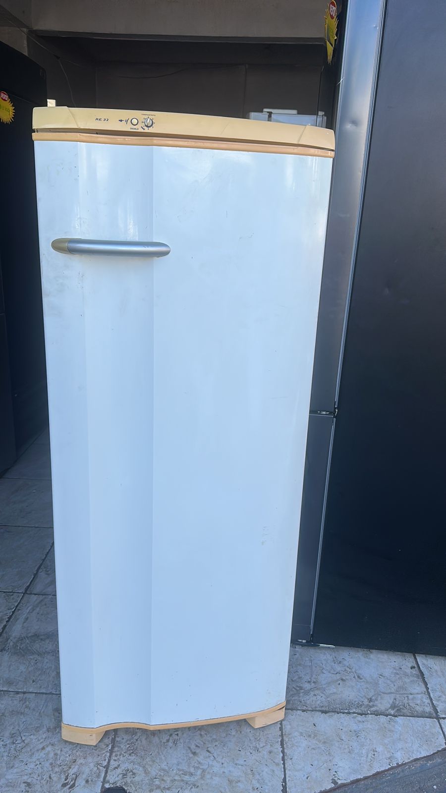 Geladeira Electrolux – 240L – 110vts – Usada