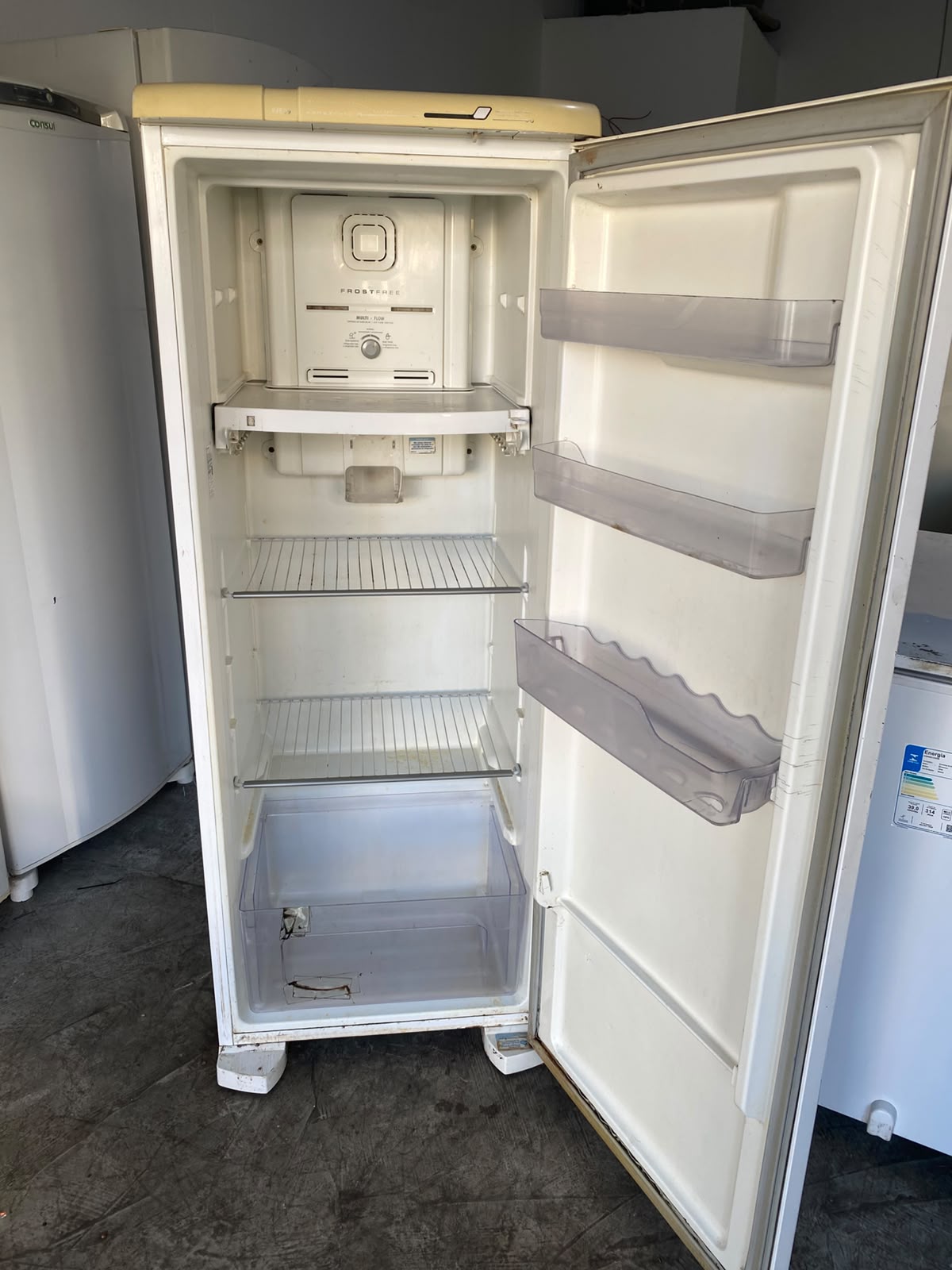 Geladeira Electrolux (Com detalhes)